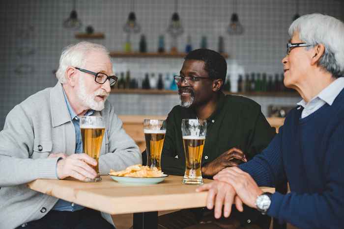 Tener esto muchas bebidas a la semana reduce el riesgo de su ataque cardíaco, descubre un nuevo estudio