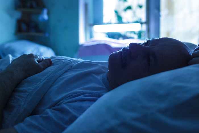 Si hace esto por la noche, puede ser una señal temprana de Parkinson, dice Study