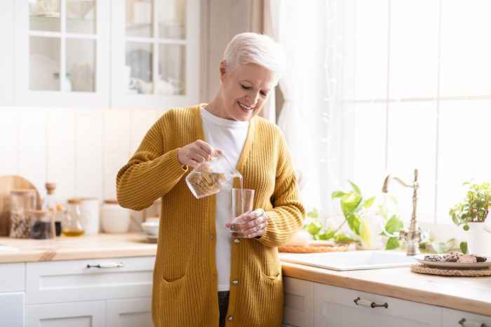 Se lo fai mentre bevi acqua, potresti danneggiare i denti