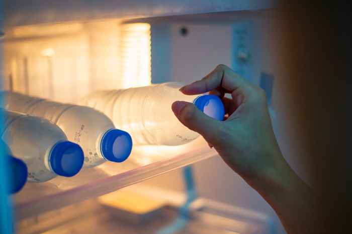 Si vous avez cette eau en bouteille à la maison, arrêtez de la boire maintenant, la FDA dit