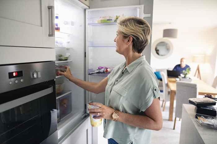 Si nota esto en su refrigerador, tire sus sobras, los expertos advierten