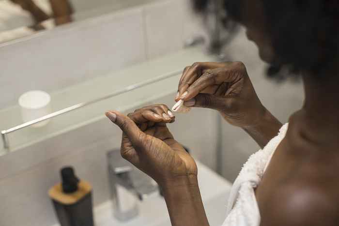 Si vous remarquez cette marque sur vos ongles, consultez votre médecin immédiatement