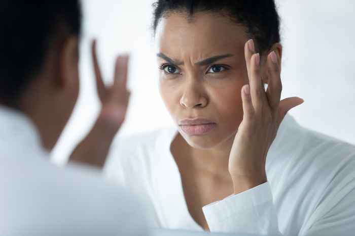 Se i tuoi capelli sono diradati qui, fai controllare la tiroide, avvertono i medici