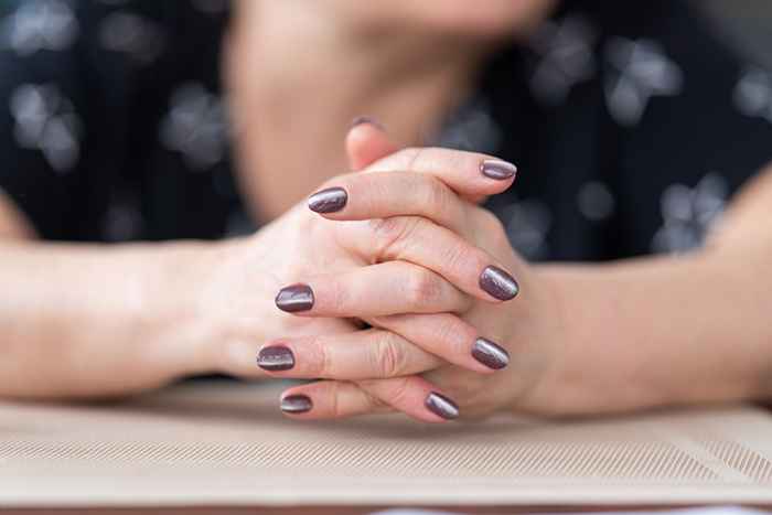 Si vous avez plus de 50 ans, n'utilisez pas ces vernis à ongles, les médecins avertissent