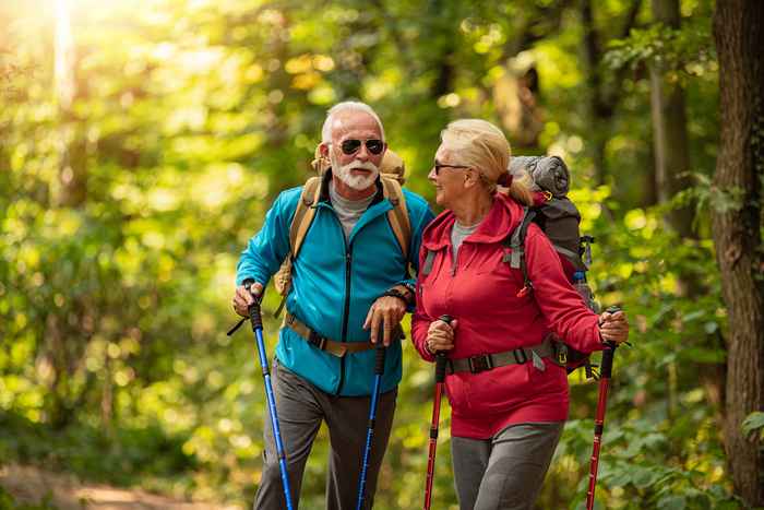 Si tienes más de 50 años, nunca traigas esto a una caminata, dicen los expertos