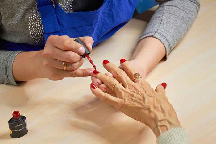 Wenn Sie über 50 sind, hören Sie auf, diese Nagellackfarbe zu tragen