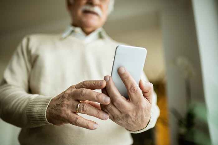 Si tiene más de 65 años, nunca haga esto con su teléfono, los expertos advierten