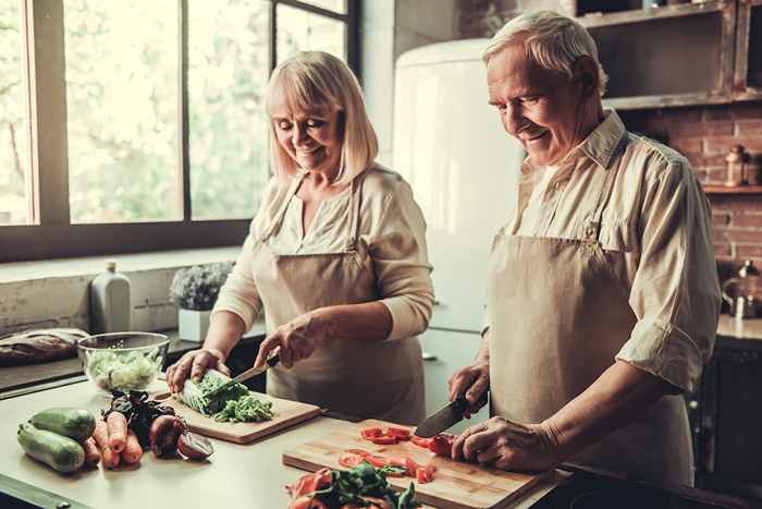 Si tiene más de 65 años, nunca haga esto con su producto, dicen los expertos