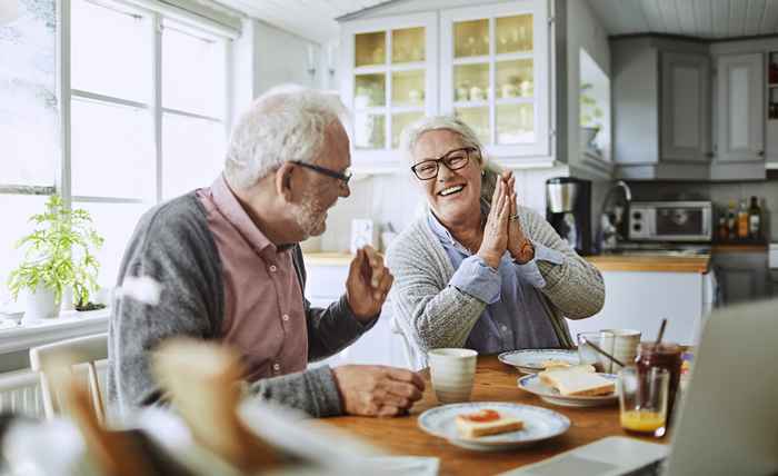 Wenn Sie über 65 Jahre alt sind, trinken Sie dies beim Essen niemals, heißt es in New Study