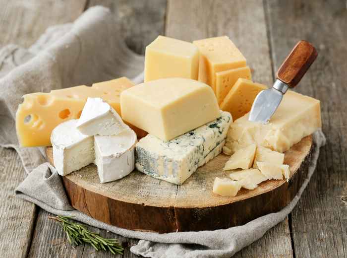 Si vous avez plus de 65 ans, ne mangez jamais ce type de fromage, dit Mayo Clinic