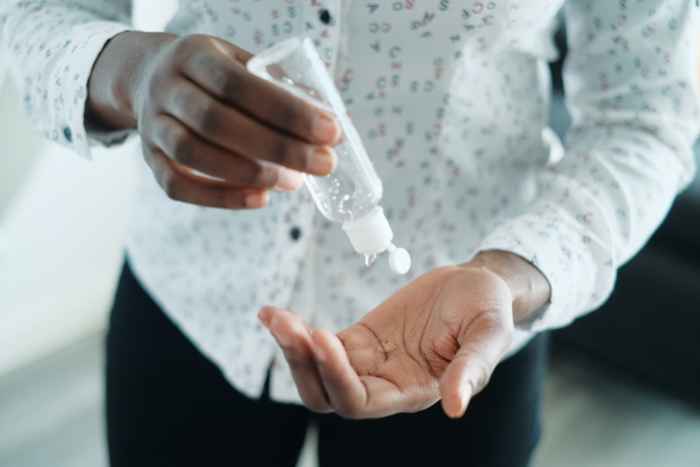 Se stai usando questo disinfettante per le mani, fermati immediatamente, avverte la FDA