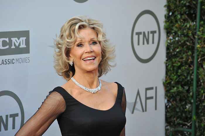 Jane Fonda jura por este producto de farmacia para una piel brillante a 84