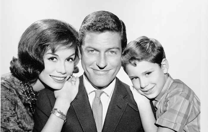 Larry Mathews tocó a Ritchie en el programa Dick Van Dyke. Véalo ahora a los 66.