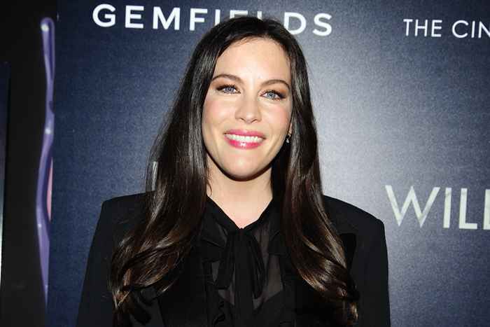 Liv Tyler avslører barnas overraskende kjendisgudfar i sjeldent bilde