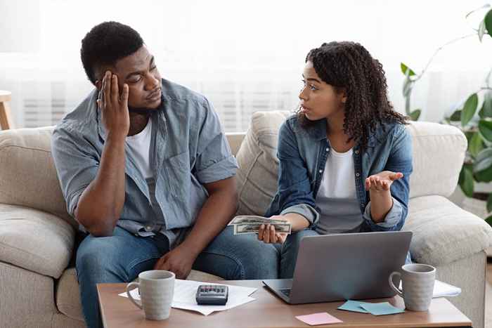 Los hombres que hacen esto con dinero tienen 5 veces más probabilidades de hacer trampa, dice el estudio