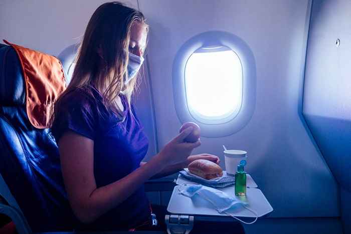 Nunca hagas esto al comer en un avión, advierten las azafatas