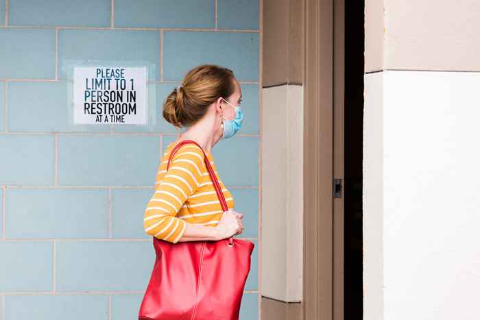 Nunca hagas esto cuando pases un baño, los médicos advierten