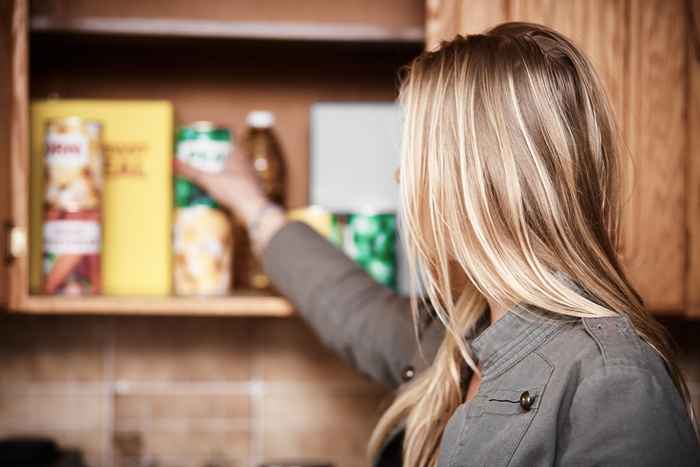 Nunca coma comida enlatada se você notar isso, os especialistas alertam