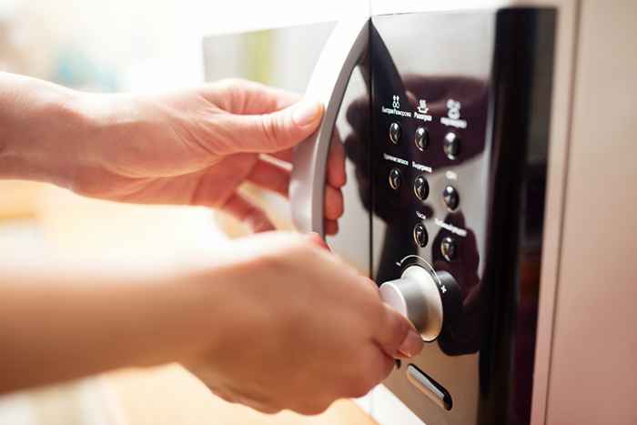 Nunca coma comida microondas sem fazer isso primeiro, diz o CDC