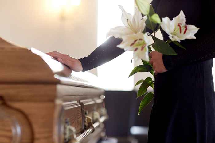 Nunca digas estas 5 palabras en un funeral, experto advierte