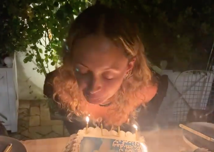 Os cabelos de Nicole Richie capturados em chamas enquanto sopram suas velas de aniversário