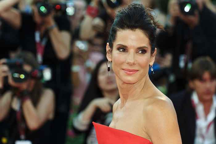 Sandra Bullock jure par ce produit de pharmacie de 7 $ pour une peau jeune à 57 ans