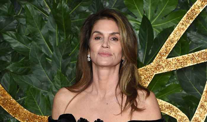 Se 55 år gamle Cindy Crawford Return til rullebanen i en high-slit-kjole