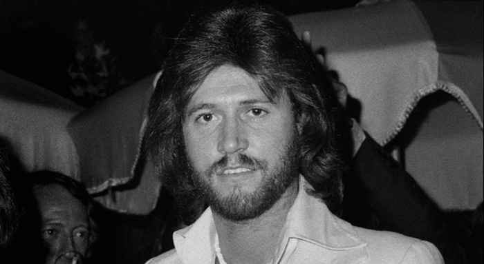 Se Barry Gibb, den eneste levende bien, nå på 75