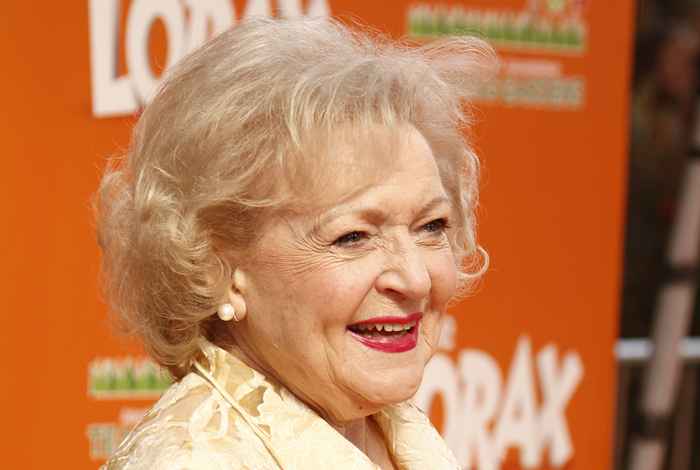 Voir Betty White dans l'une des dernières photos prises de la légende de la télévision