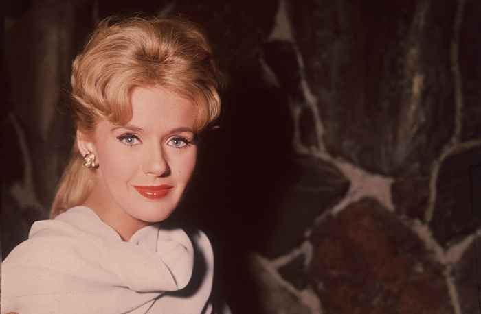 Voir Blonde Bombshell Connie Stevens maintenant à 83