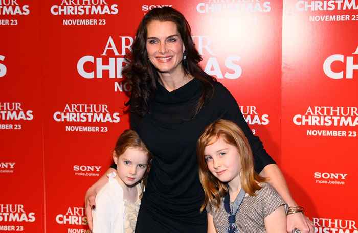 Ver las dos hijas adolescentes del aspecto de Brooke Shields