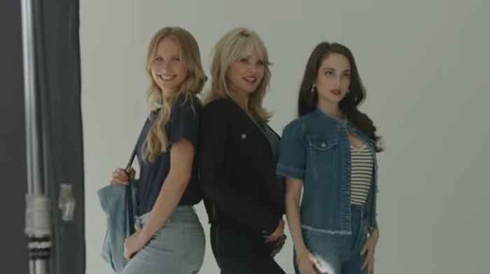 Veja Christie Brinkley Modeling com suas 2 filhas