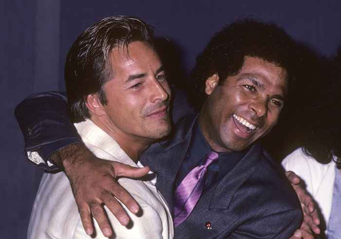 Veja Crockett e Tubbs de Miami Vice agora, ambos em 72