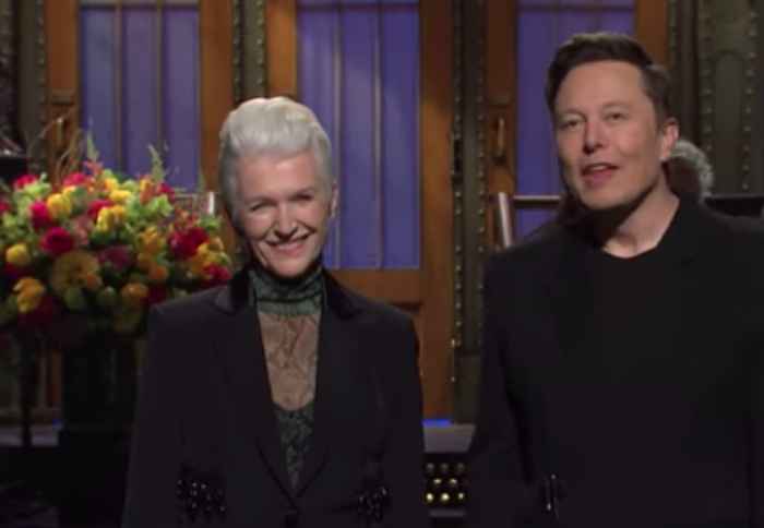 Vea la madre de supermodelo de 73 años de Elon Musk, unirse a él en SNL