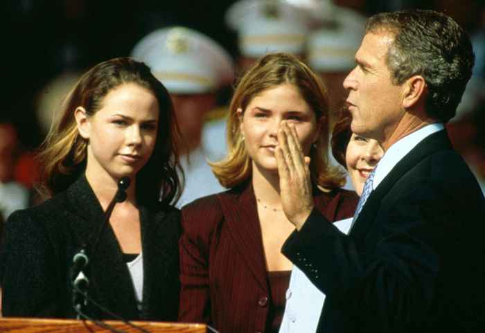 Ver George W. Hijas gemelas de Bush con su nueva nieta