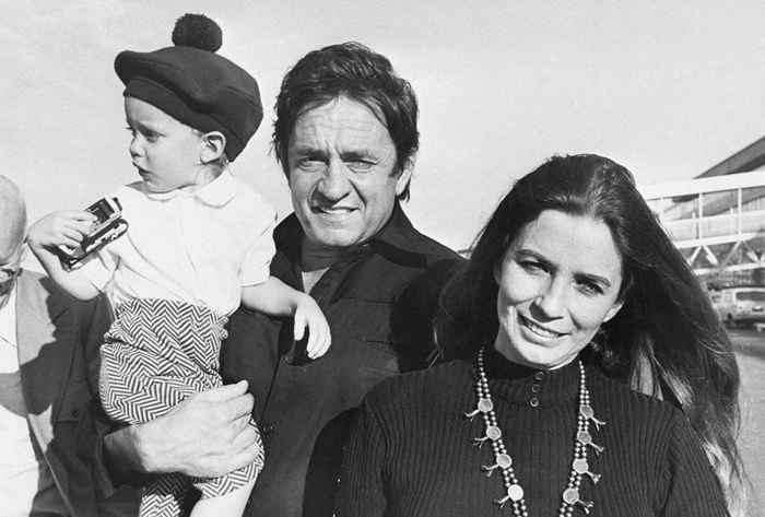 Ver Johnny Cash y el único hijo de June Carter Cash todo adulto