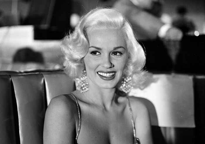 Se Mamie van Doren, som fremdeles er en blond bombeskall på 91