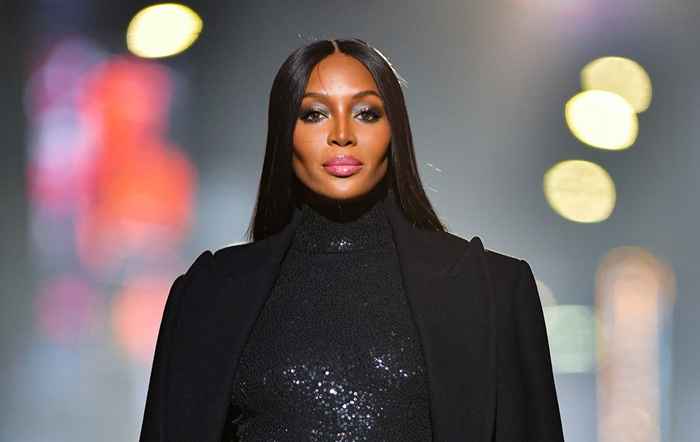 Se Naomi Campbell Stun på rullebanen på 50