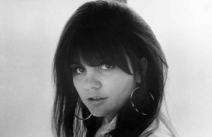 Voir la légende de la musique à la retraite Linda Ronstadt maintenant à 75