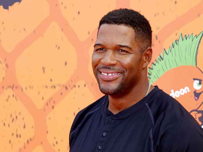 Veja como Michael Strahan se parece sem a lacuna nos dentes