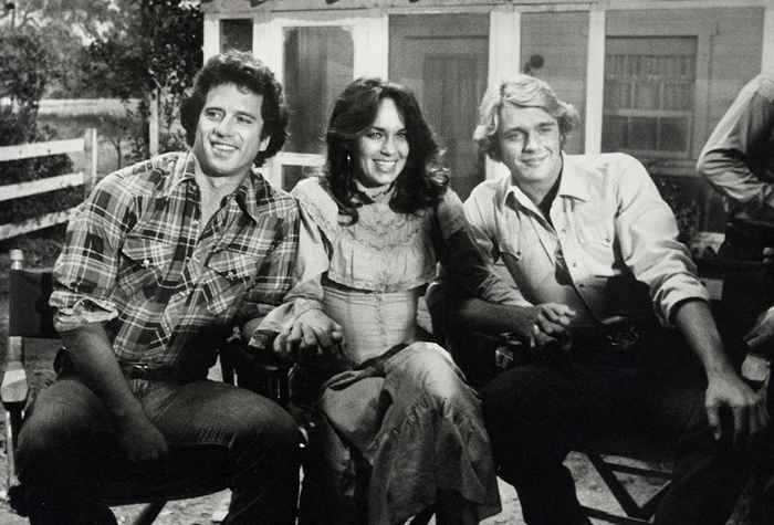 Ella interpretó a Daisy Duke en los duques de Hazzard. Ver Catherine Bach en 67.