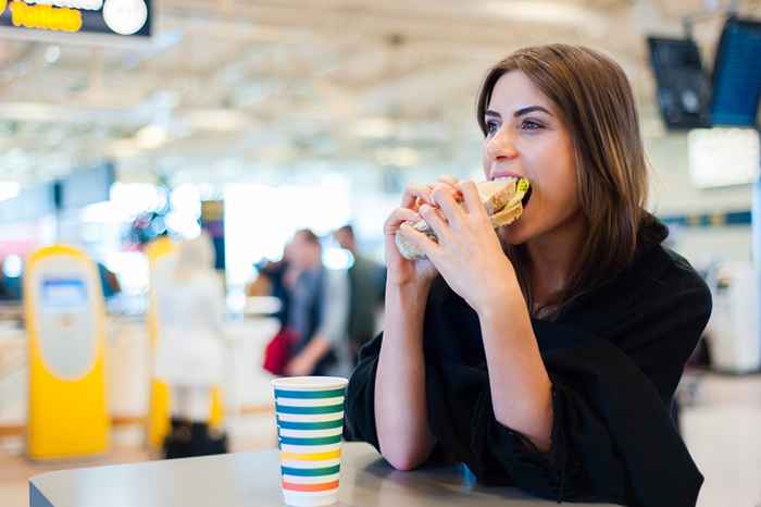 Die 5 Lebensmittel, die Sie vor einem Flug niemals essen sollten, sagen Experten, sagen Experten