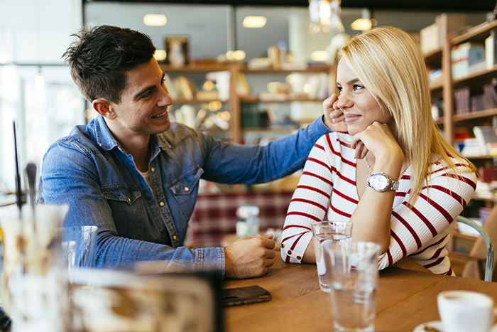 Il segno sorprendente che una donna ti trova attraente, dice il nuovo studio