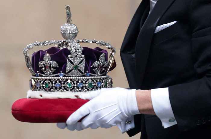 La sorprendente forma en que el padre de la reina escondió las joyas de la corona durante la Segunda Guerra Mundial