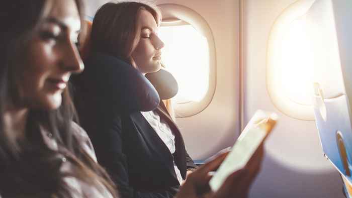 A pior maneira de dormir em um avião, os especialistas alertam