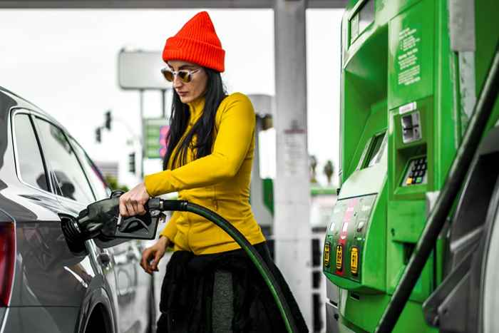 Esses 2 hábitos estão drenando seu tanque de gasolina, AAA avisa