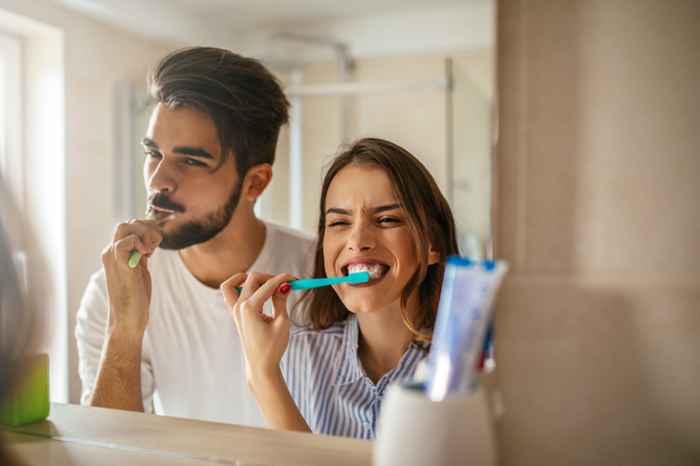 Votre risque de maladie des gencives monte en flèche si vous vous brossez les dents comme ça, les experts avertissent