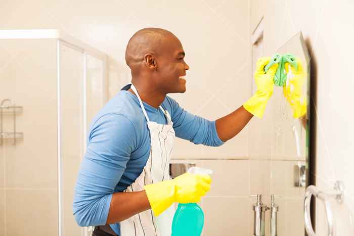 15 formas en que estás limpiando tu baño, según los expertos