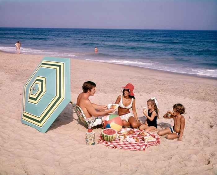 35 foto vintage che mostrano come si presentava una giornata sulla spiaggia