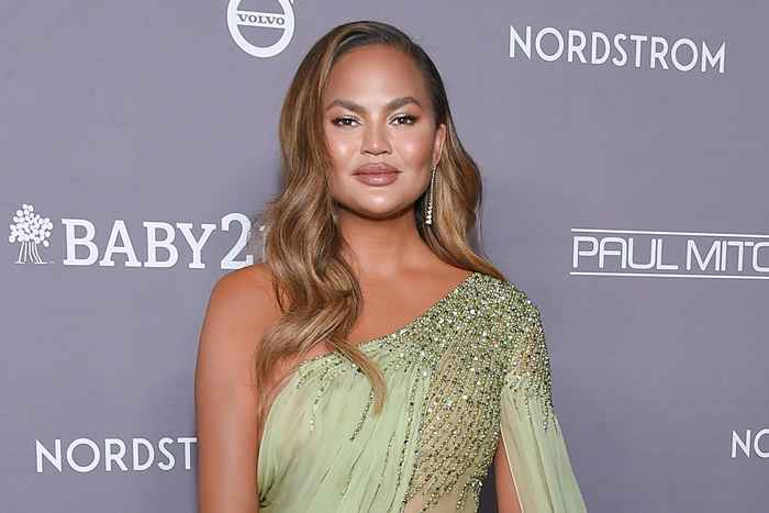 Chrissy Teigen está preparada para ser amada por seus últimos tweets